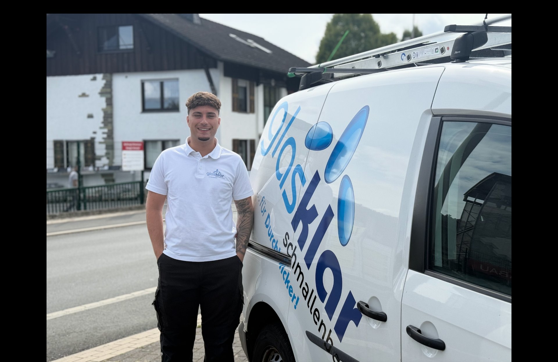 Seymen Efe vor dem Fahrzeug von Glasklar Gebäudeservice
