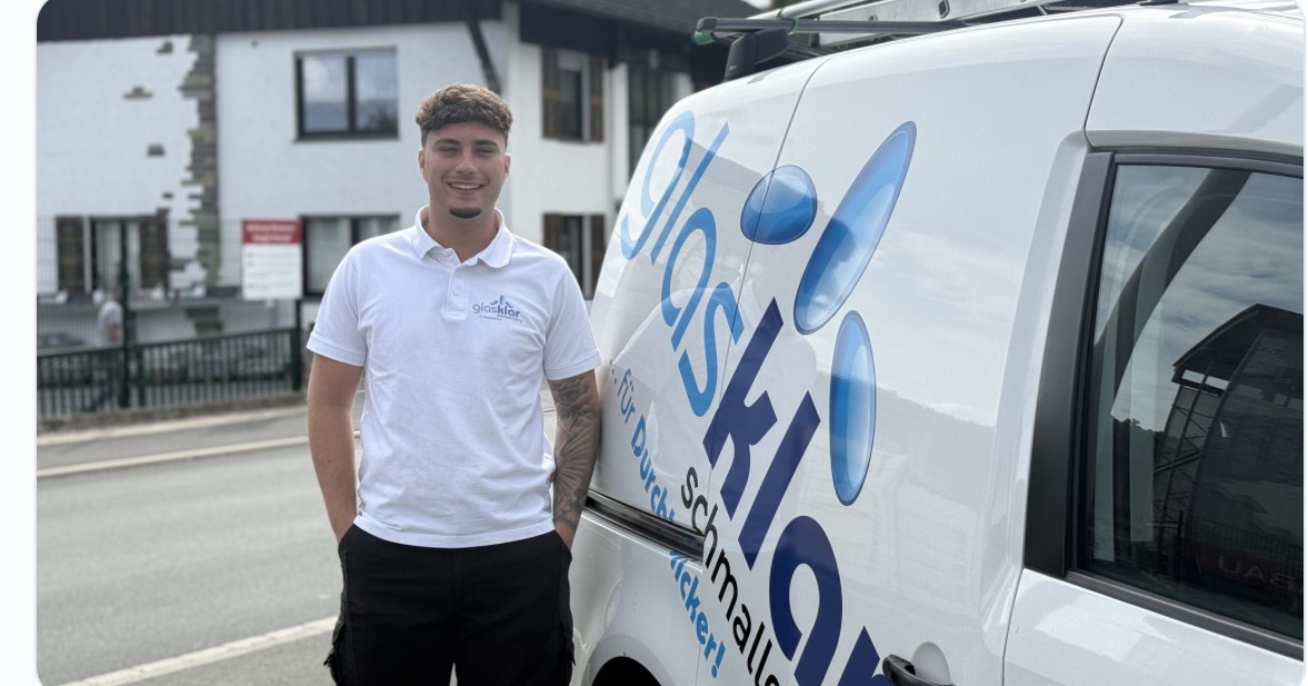 Inhaber vor dem Firmenwagen